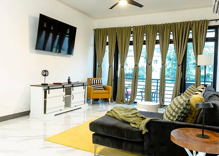 Summer Escape-2BR Apt-Pool-7 Min Airport-Pool