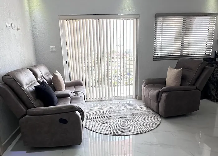 Luxury 3-Bed Haven With Jacuzzi And Gorgeous Views