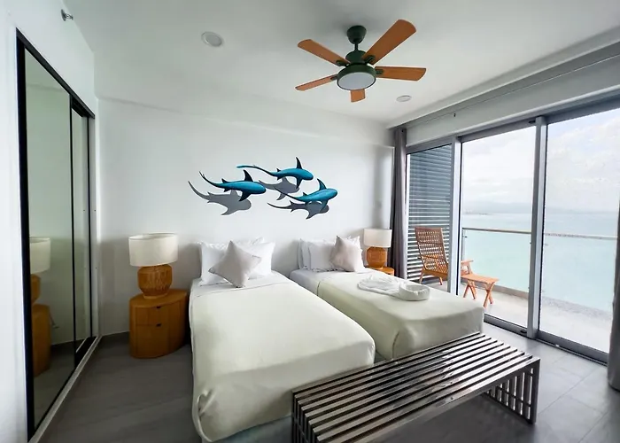Blue Fins - A Sky Harbour Oceanfront Twin Suite